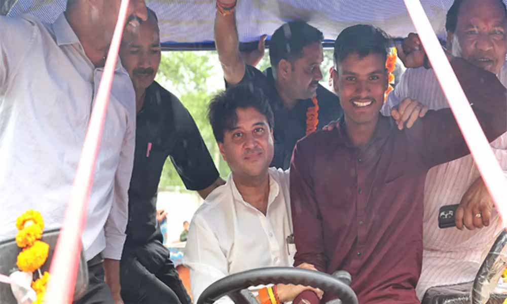शिवपुरी में बाढ़ प्रभावितों की जान बचाने वाले को केंद्रीय मंत्री सिंधिया ने गिफ्ट किया ट्रैक्टर