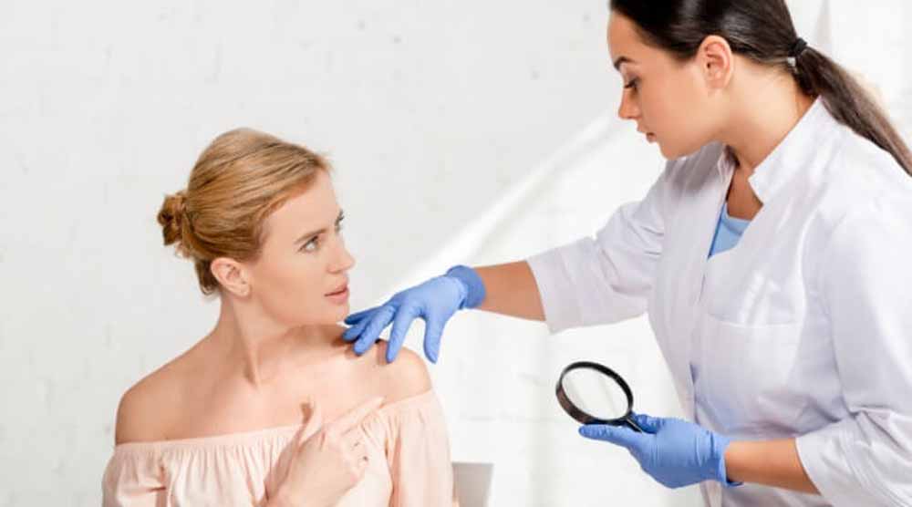 डर्मेटोलॉजीः निखरने की इंसानी चाह में उभरता कॅरियर