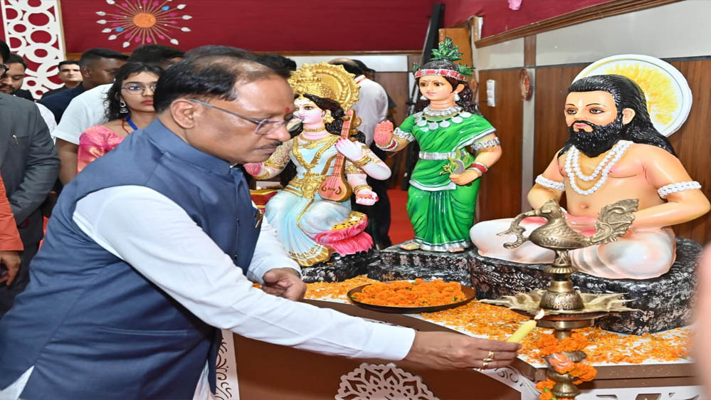 रायपुर : मुख्यमंत्री विष्णुदेव साय शहीद विनोद सिंह कौशिक मेधावी छात्र अभिनंदन समारोह में शामिल, मेधावी छात्रों का बढ़ाया उत्साह