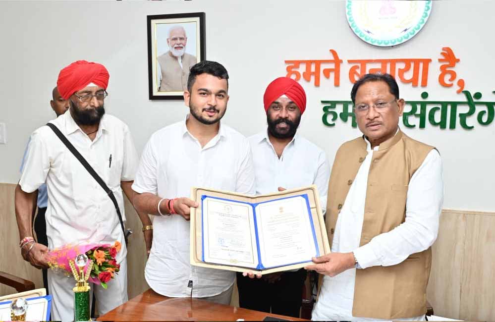 रायपुर : मुख्यमंत्री विष्णु देव साय से राष्ट्रपति सम्मान से सम्मानित देवाशीष और मनतृप्त कौर ने की सौजन्य मुलाकात