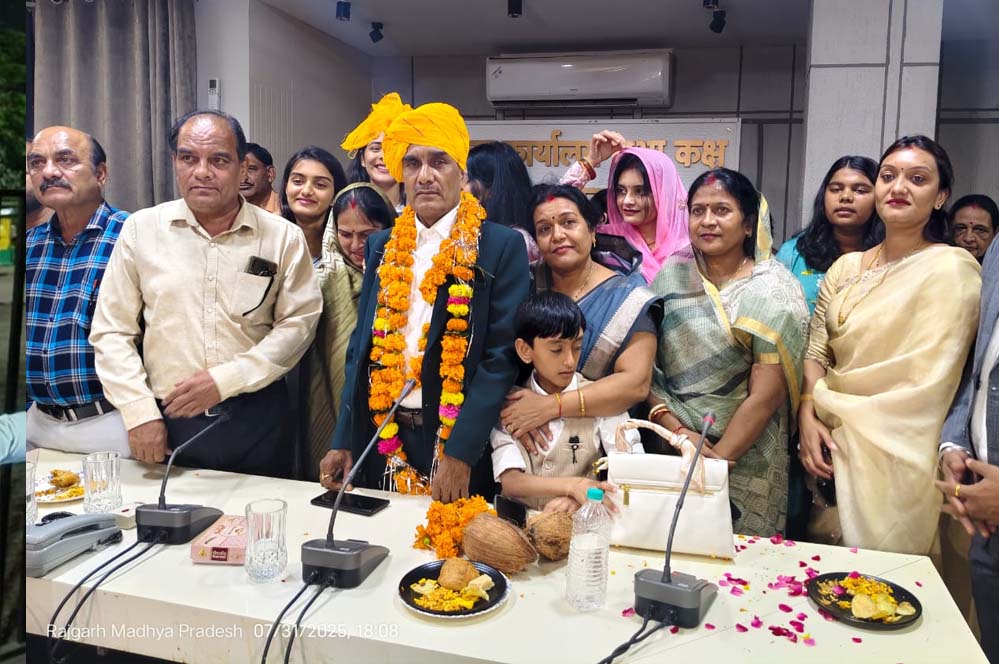 सेवानिवृत्त हुए प्रकाश सिंह, कलेक्ट्रेट सभागार में हुआ भावभीना विदाई समारोह