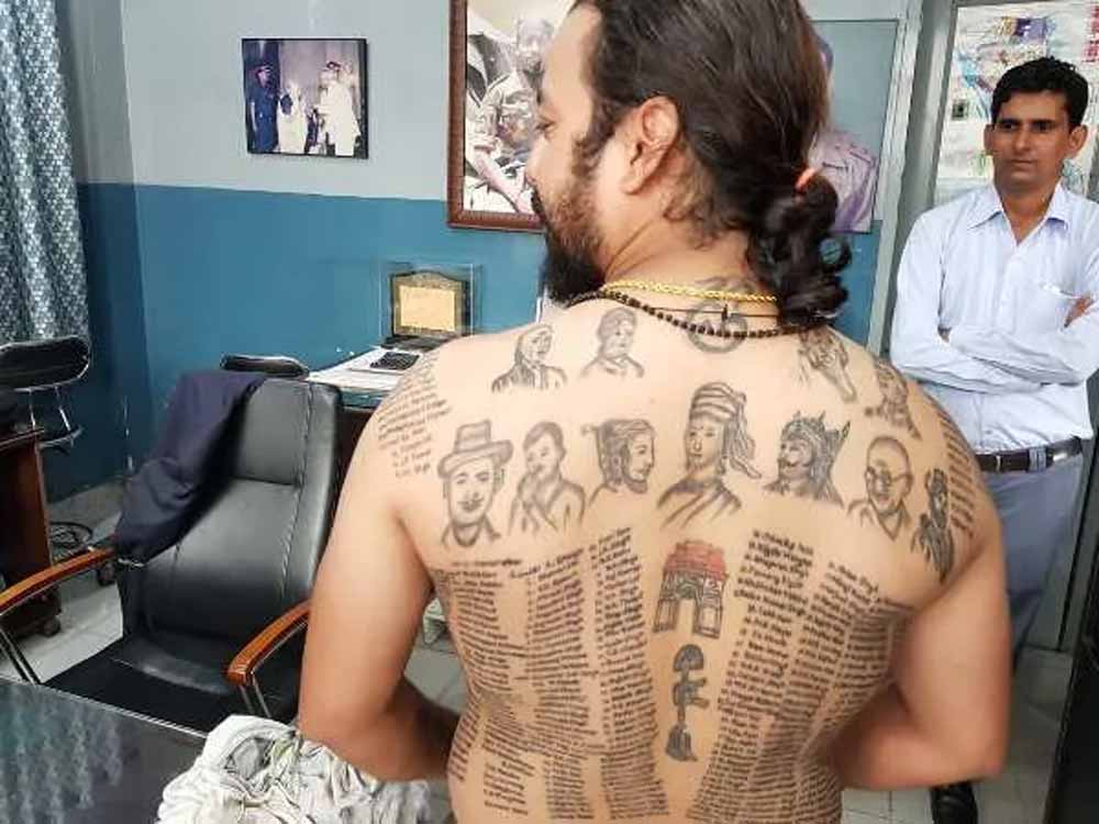 ‘टैटू मैन’ का देशप्रेम: शरीर पर गुदवाए 559 शहीदों और स्वतंत्रता सेनानियों के नाम