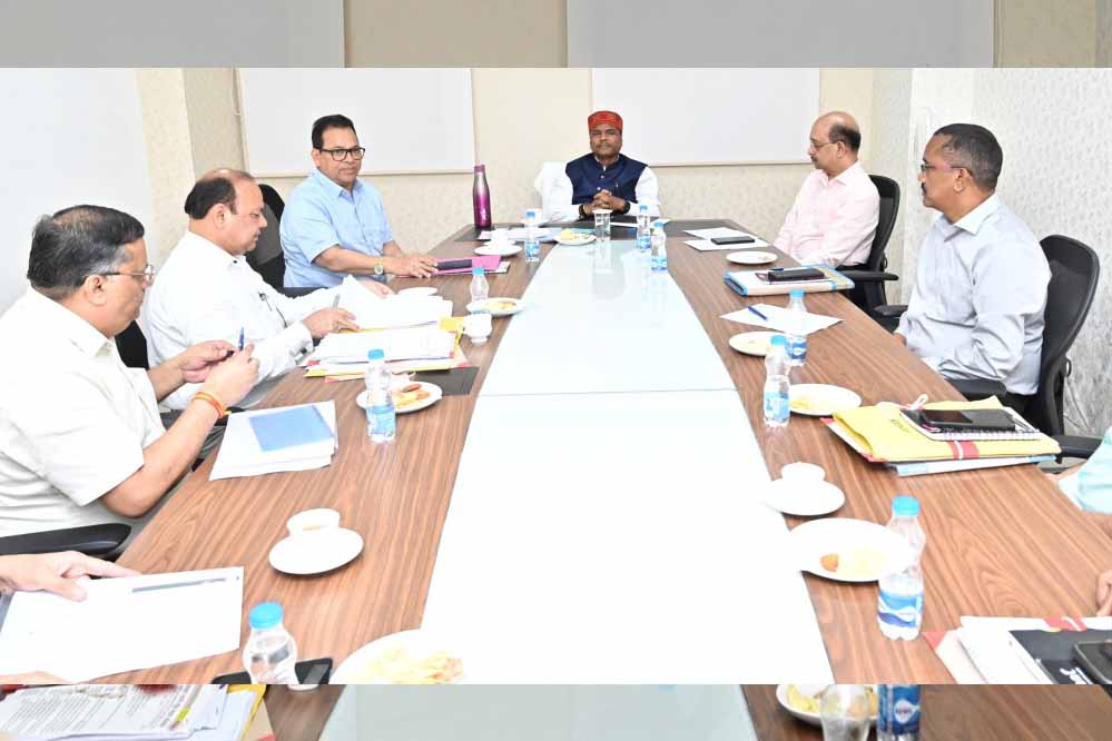 रायपुर : कम स्टॉक वालें जिलों में प्राथमिकता के साथ यूरिया खाद के उपलब्धता सुनिश्चित हो: मंत्री केदार कश्यप