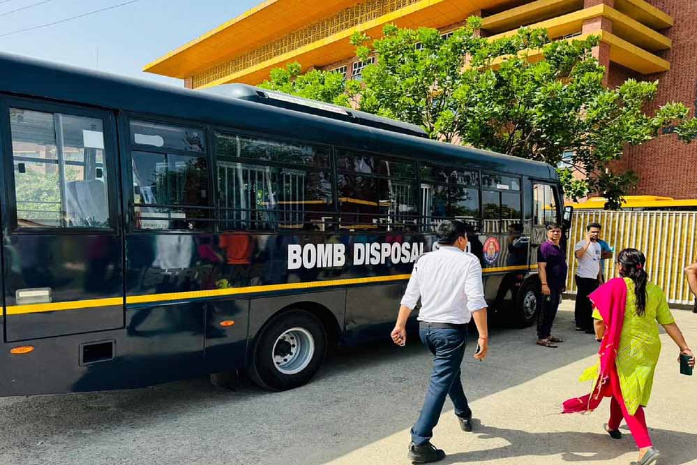 दिल्ली: 50 स्कूलों को बम धमकी, डॉग स्क्वायड और बम डिस्पोजल टीम सक्रिय