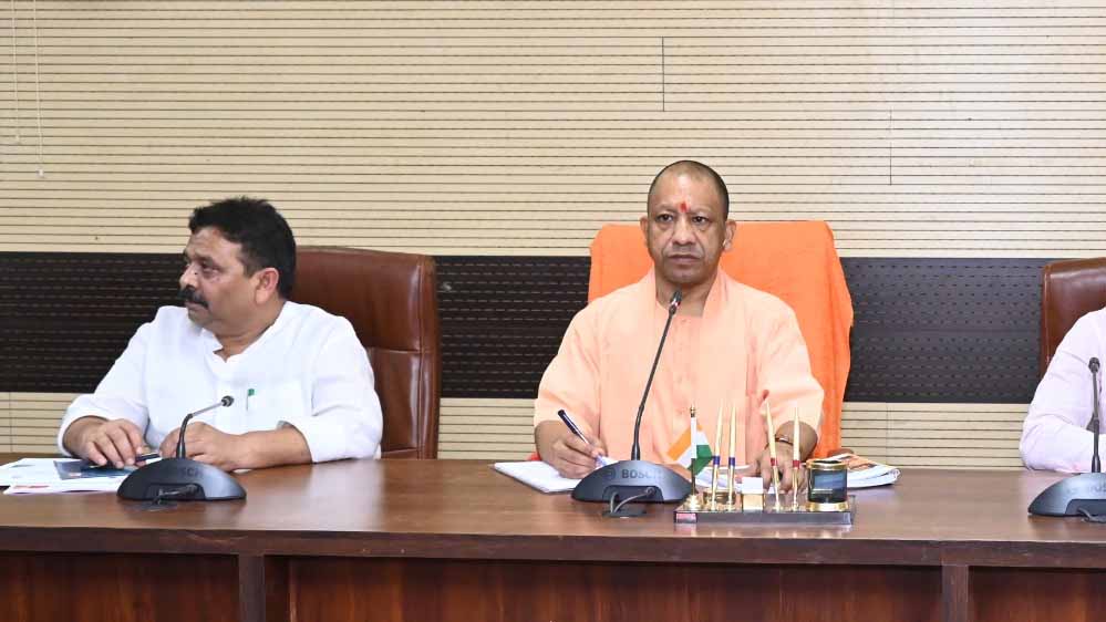 बाढ़ पीड़ितों को प्राथमिकता पर राहत सामग्री उपलब्ध कराई जाए-योगी आदित्यनाथ