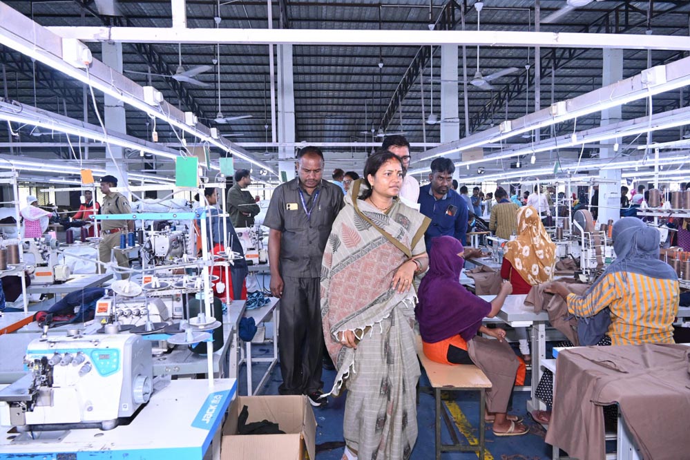 मंत्री श्रीमती लक्ष्मी राजवाड़े ने शबरी एंपोरियम, और गारमेंट फैक्ट्री का किया अवलोकन
