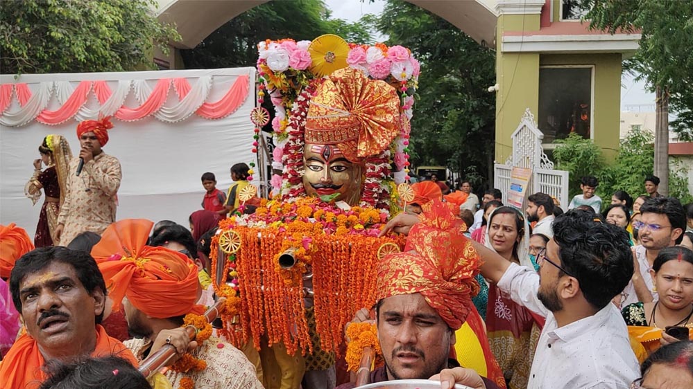अवधपुरी में  महाराजाधिराज श्री महाकाल सरकार अपनी प्रजा का हाल जानने भ्रमण पर निकले, रीगल टाउन गेट पर भव्य स्वागत
