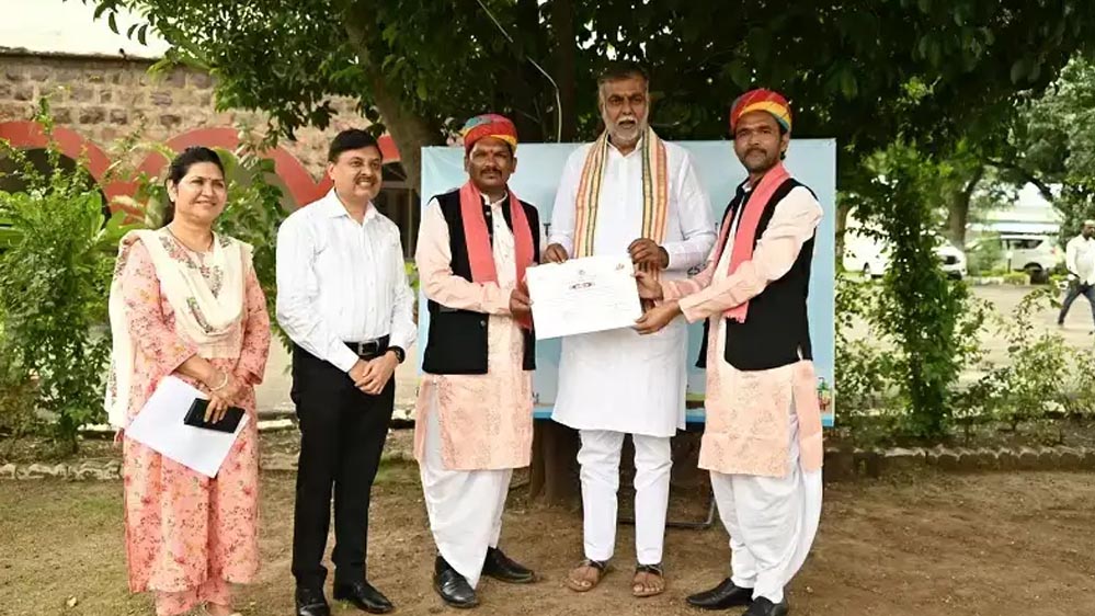 कचरा निपटान, गांव की शान – बनाएं स्वच्छता अपनी पहचान