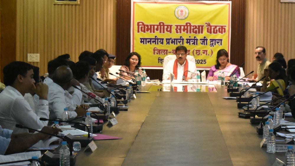 रायपुर : उपमुख्यमंत्री एवं प्रभारी मंत्री विजय शर्मा ने समीक्षा बैठक लेकर जिले में शासकीय योजनाओं के क्रियान्वयन की स्थिति की समीक्षा
