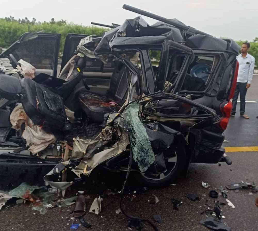 गंगास्नान के बाद पांच दोस्तों की कार एक्सप्रेसवे पर पलटी, तीन की मौत