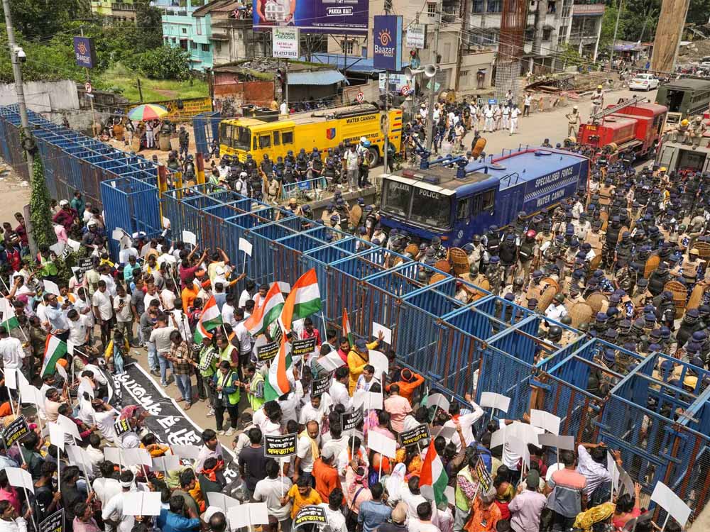 पुलिस पर हमला इतना बढ़ा कि ममता के आंचल में छिपना पड़ा, भाजपा नेता ने किया लाठीचार्ज का विरोध