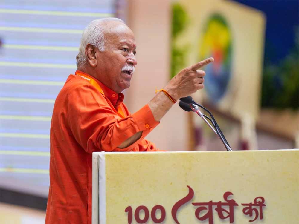 मोहन भागवत बोले- परिवार में 3 बच्चे जरूरी, धर्मांतरण से बिगड़ रहा आबादी संतुलन