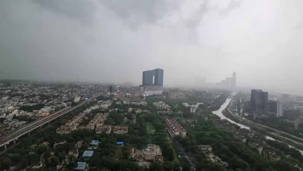 दिल्ली-एनसीआर में मौसम बदला, कई इलाकों में तेज बारिश