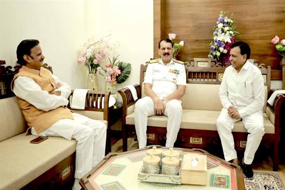 उप मुख्यमंत्री देवड़ा से नौसेना प्रमुख एडमिरल दिनेश त्रिपाठी ने शिष्टाचार भेंट की