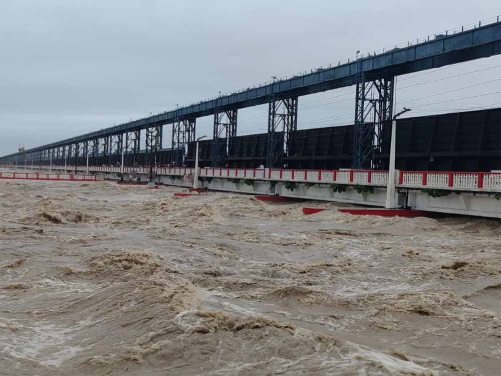 यूपी में गंगा का रौद्र रूप: कई जिलों में पानी खतरे के निशान से ऊपर, गांव डूबने का संकट