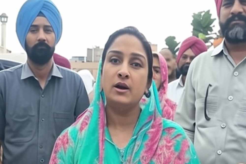 हरसिमरत कौर बादल ने सचखंड श्री हरमंदिर साहिब में टेका मत्था, बाढ़ को लेकर जताई चिंता