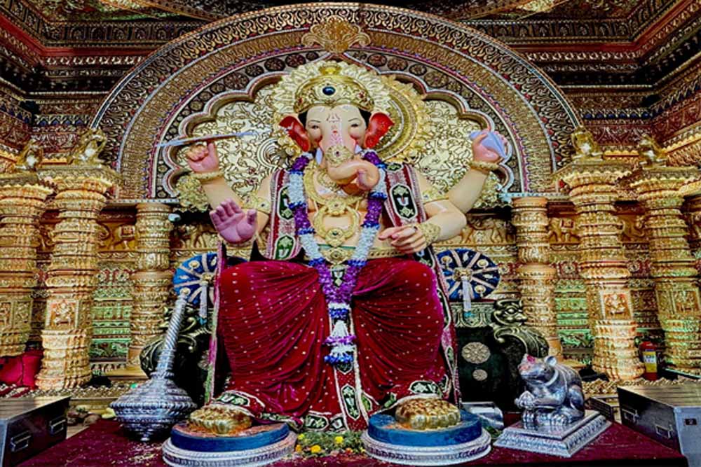 91 सालों से भक्तों की आस्था का केंद्र, लालबागचा राजा के दर्शन को उमड़ रही भीड़