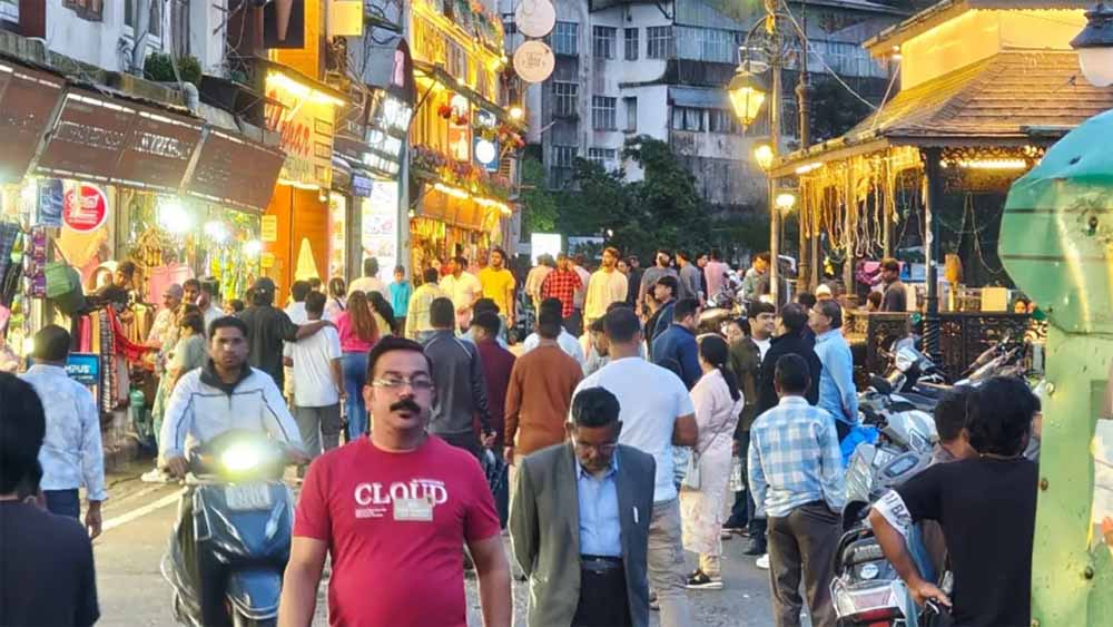 मसूरी में सैलानियों की भीड़, होटलों की बुकिंग अगले तीन दिन तक फुल