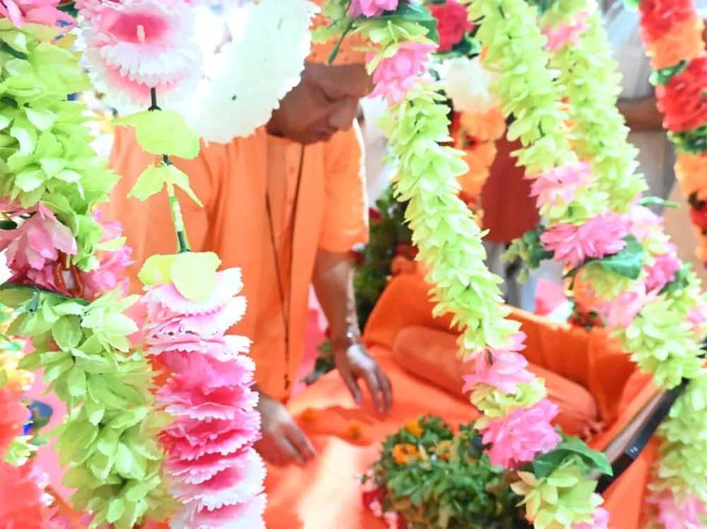 आधी रात हुआ कान्हा का जन्म, सीएम योगी ने गोरखनाथ मंदिर में झुलाया पालना
