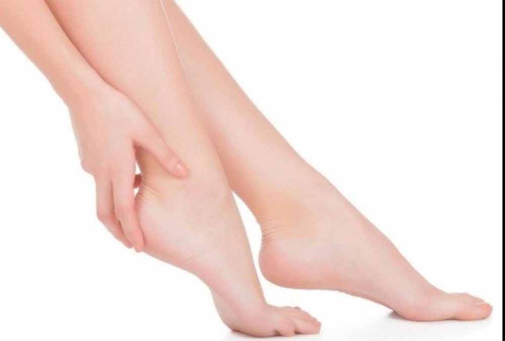 फटी एड़ियों और रूखे पैरों से छुटकारा पाने के लिए अपनाएँ ये आसान टिप्स