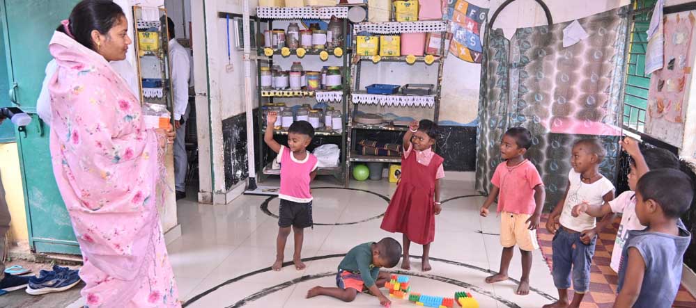 रायपुर : महिला एवं बाल विकास मंत्री श्रीमती राजवाड़े सरगुजा संभाग के दौरे पर