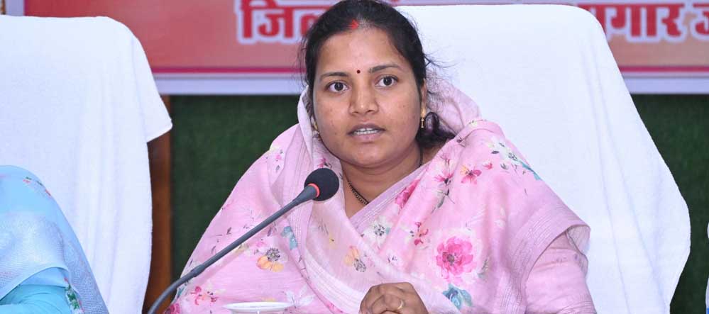 मंत्री श्रीमती लक्ष्मी राजवाड़े ने जशपुर में महिला एवं बाल विकास समाज कल्याण विभाग के अधिकारियों की संयुक्त बैठक ली