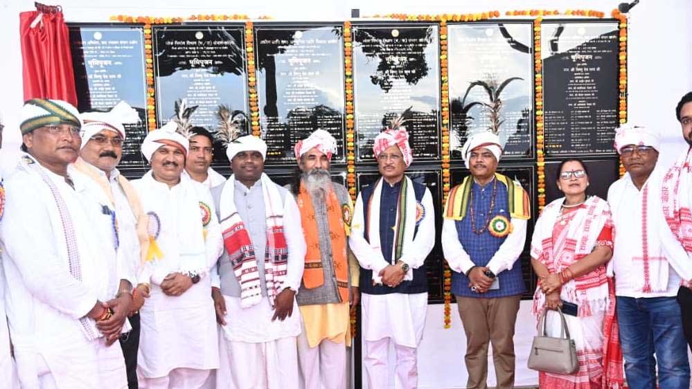 रायपुर : मुख्यमंत्री साय ने नरहरपुर में किया 75.31 करोड़ रुपए के 11 निर्माण कार्यों का भूमिपूजन