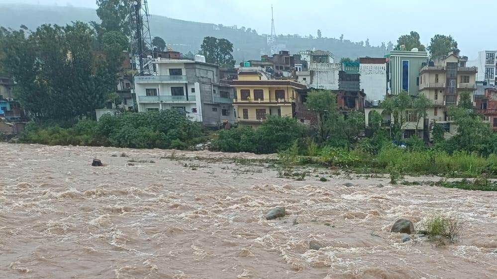 जम्मू-कश्मीर और हिमाचल में बारिश का कहर: राजौरी में भूस्खलन, मंडी में बहे वाहन