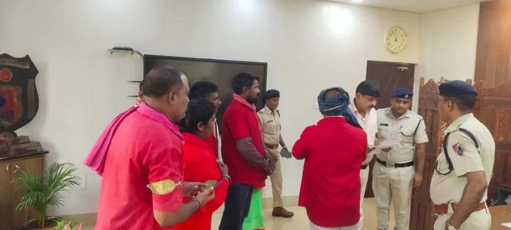 रायपुर DRM ऑफिस में कुलियों का हंगामा, बैटरी वाहनों का किया विरोध