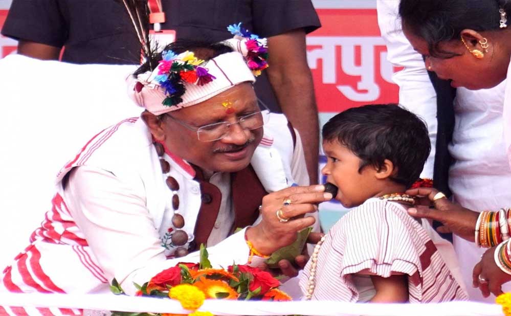 मुख्यमंत्री  विष्णुदेव साय का आत्मीय और वात्सल्यपूर्ण व्यवहार : नन्ही बच्ची भूमिका बघेल को दुलारते हुए खिलाया महुआ लड्डू