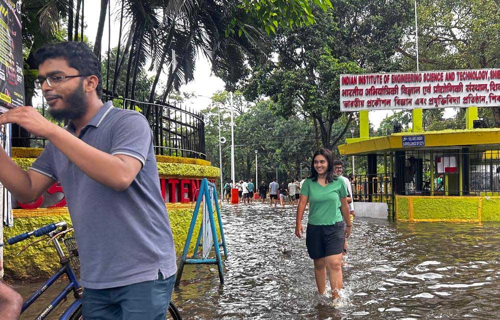 कोलकाता में जलजमाव का कहर: हावड़ा स्टेशन यार्ड डूबा, मेट्रो सेवाएं ठप