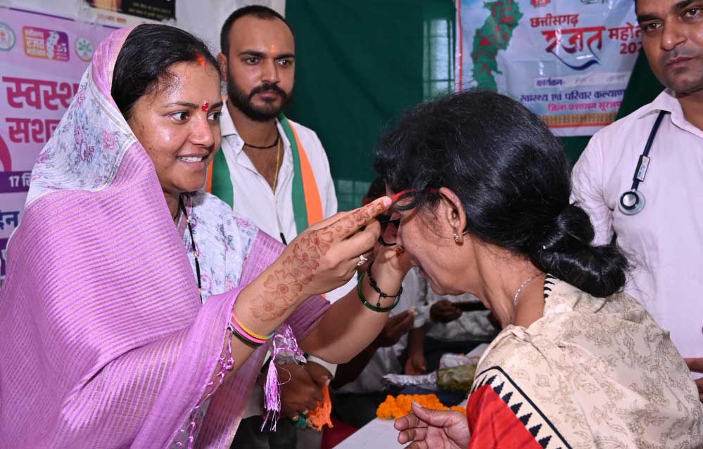 रायपुर : मंत्री श्रीमती लक्ष्मी राजवाड़े ने स्वास्थ्य शिविर में दी भागीदारी,   अग्रसेन जयंती कार्यक्रम में हुई शामिल