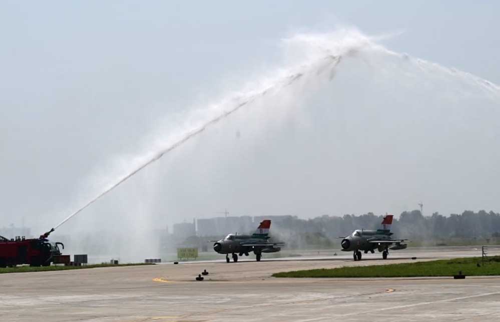 एयरफोर्स से MiG-2 की विदाई, चंडीगढ़ में दी गई भावुक वाटर कैनन सैल्यूट