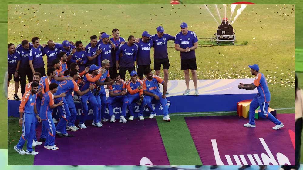 एश‍िया कप में सूर्या बिर्गेड ने पाक को चटाई धूल, टीम इंडिया ने मना डाला AI सेलिब्रेशन, ट्रॉफी लेकर भागे पाक के नकवी