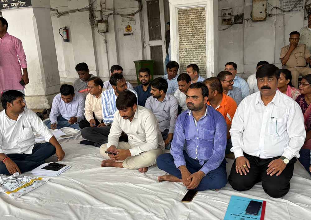 अवैध कब्जा हटाने गई सरकारी टीम पर ही एफआईआर,लेखपालों और नायब तहसीलदारों ने FIR खत्म करने को लेकर दिया धरना