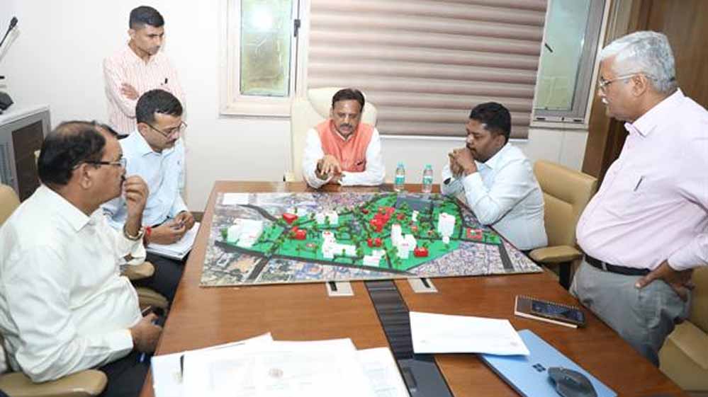 चिकित्सकीय आवश्यकताओं और भविष्य की मांग अनुसार मेडिकल कॉलेजों और संबद्ध अस्पतालों के उन्नयन की बनायें योजना : उप मुख्यमंत्री शुक्ल