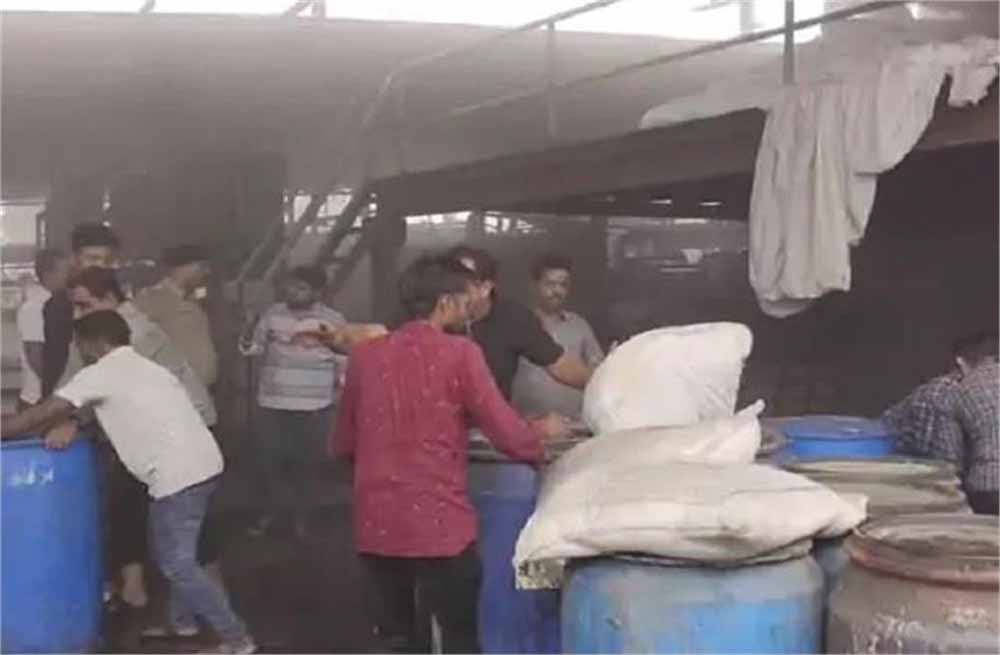 सूरत की कपड़ा मिल में धमाका, भीषण आग से 2 मजदूरों की मौत, 22 घायल