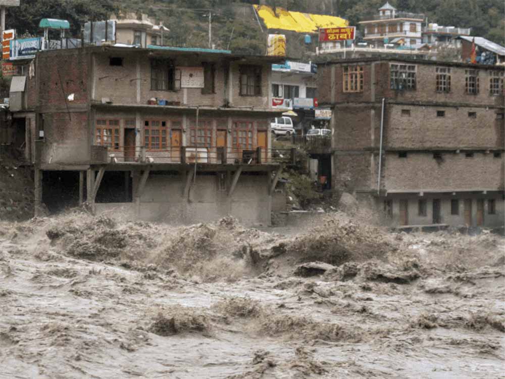 हिमाचल में रेड अलर्ट: 1,300 से ज्यादा सड़कें बंद, 2 हजार वाहन फंसे, रेल सेवा ठप