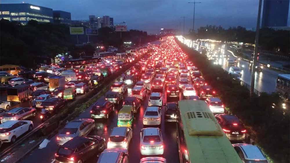 दिल्ली-जयपुर हाईवे पर 20 किलोमीटर लंबा जाम, गुरुग्राम-नोएडा में बारिश से हाहाकार