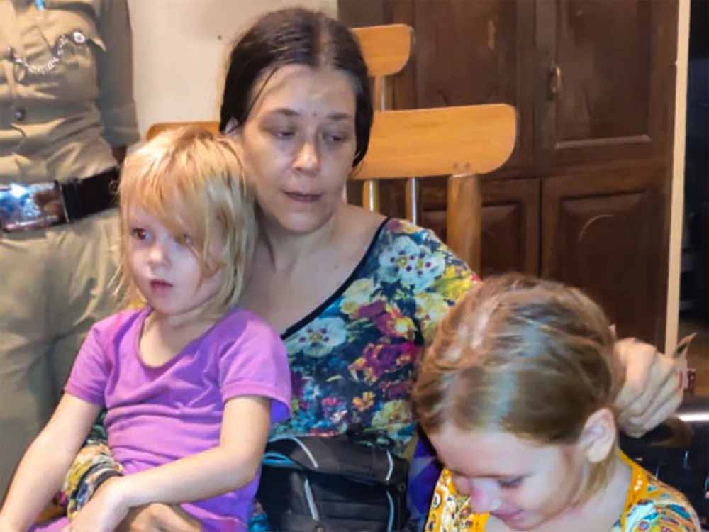 कर्नाटक की गुफा में रह रही महिला और बेटियों की रूस वापसी, हाईकोर्ट ने दी मंजूरी