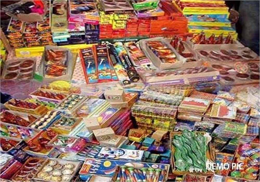 खेतों में चल रही अवैध फैक्टरी पर पुलिस का बड़ा Raid, 10 हजार किलो से ज्यादा पटाखे बरामद