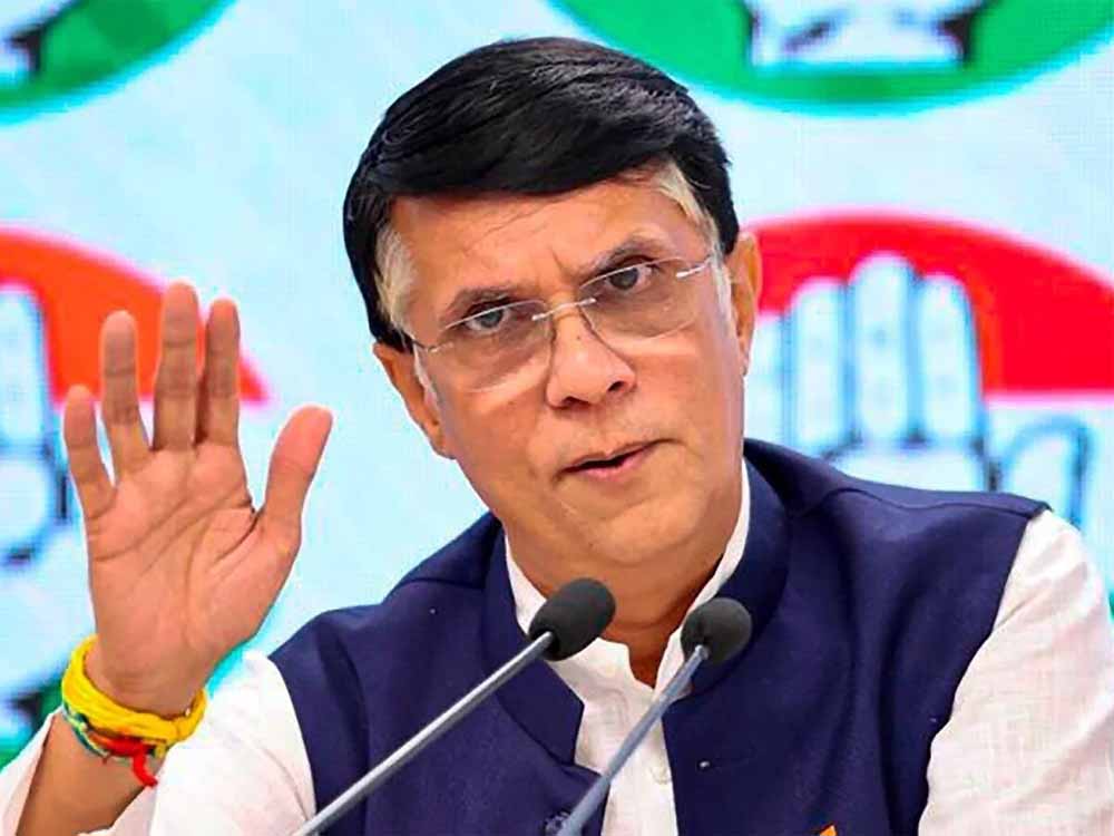 पवन खेड़ा पर दो वोटर ID रखने का आरोप, चुनाव आयोग ने भेजा नोटिस