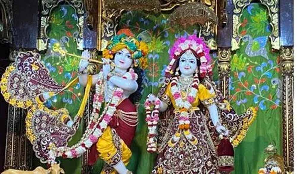 बरसाना में राधारानी अभिषेक: बैरियर टूटा, तीन श्रद्धालु घायल