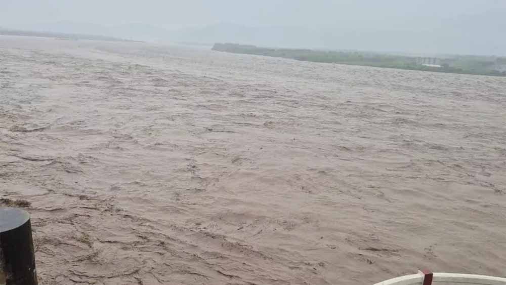 हरियाणा में भारी बारिश का हाई अलर्ट, उफान पर कई नदियां, छुट्टियां रद्द