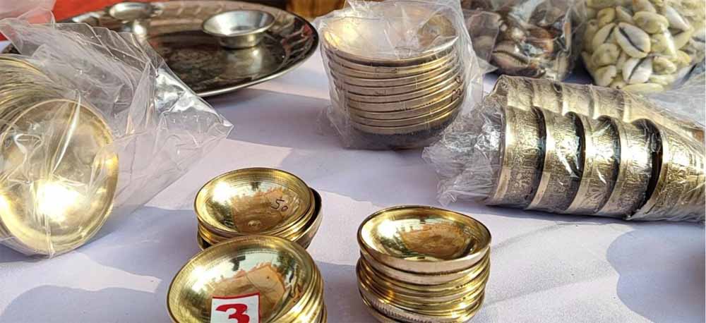 धनतेरस पर सिर्फ सोना-चांदी नहीं, इन चीज़ों को खरीदना भी है बेहद शुभ!