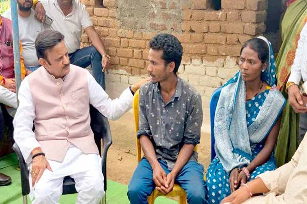 उप मुख्यमंत्री शुक्ल ने छिंदवाड़ा में पीड़ित परिजनों को बंधाया ढांढस