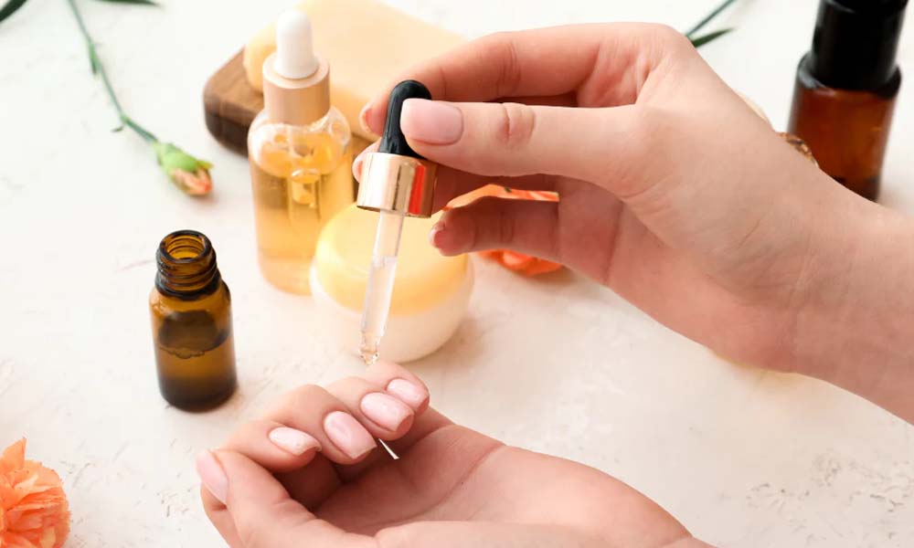 नाखूनों की खूबसूरती का राज: 9 तेल जो बनाएं उन्हें मजबूत और लंबा