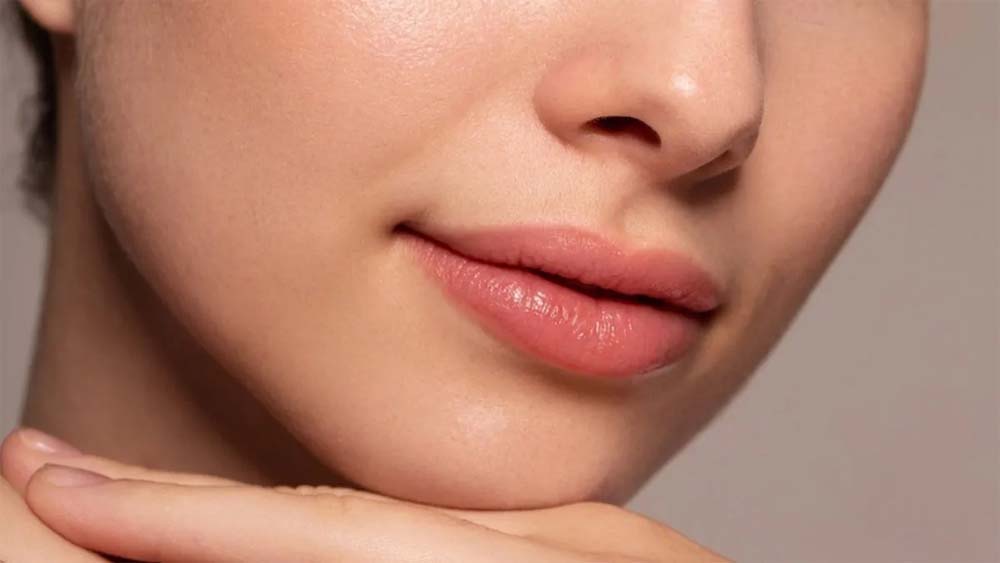 नेचुरल पिंक लिप्स पाने के आसान टिप्स – होंठ होंगे सॉफ्ट और खूबसूरत!