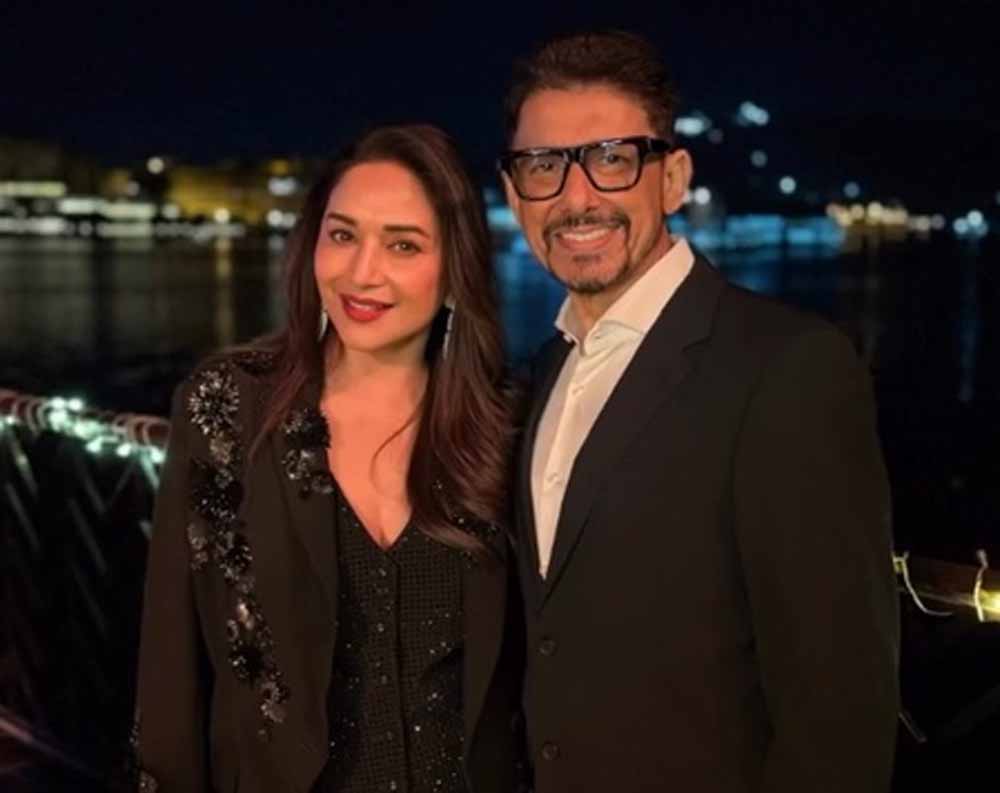 माधुरी दीक्षित ने पति श्रीराम नेने के साथ मनाई शादी की 26वीं सालगिरह