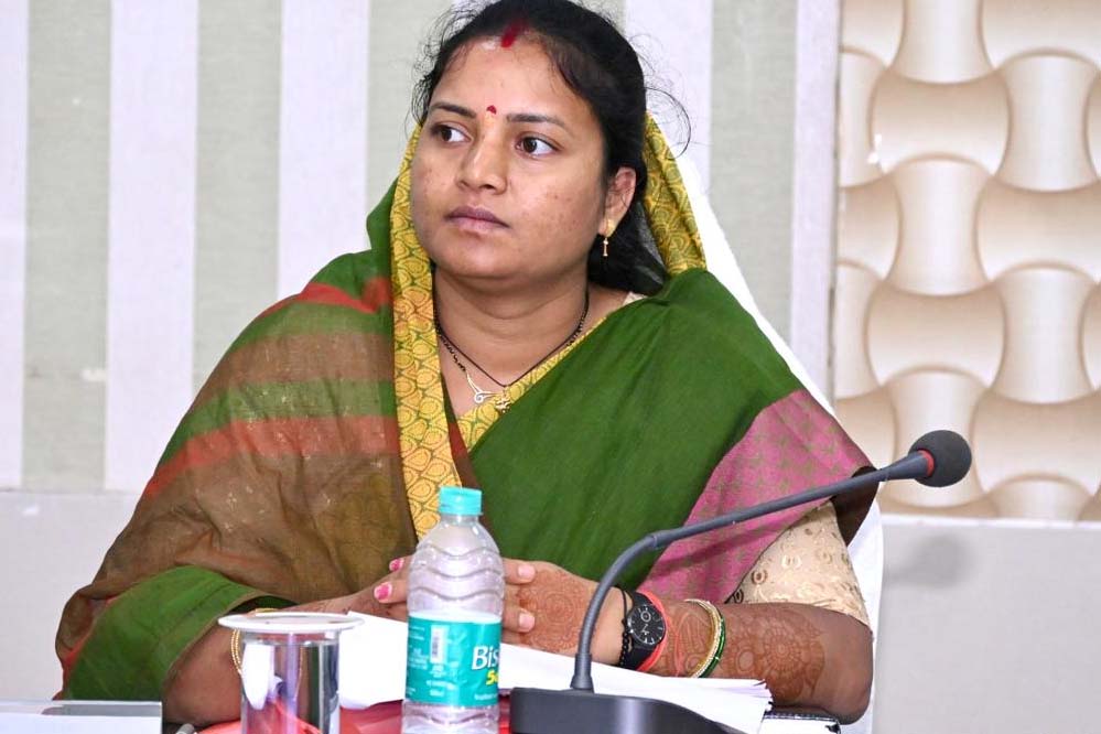 रायपुर : जनसेवा ही हमारा संकल्प – मंत्री श्रीमती लक्ष्मी राजवाड़े ने जनदर्शन में सुनी जनता की समस्याएँ, त्वरित निराकरण के दिए निर्देश